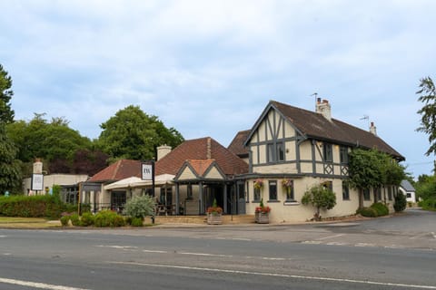 Property building, Patio, Facade/entrance, Garden