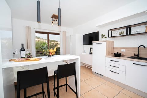 Kitchen or kitchenette, Dining area, Communal kitchen