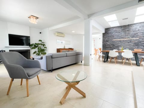 Seating area, Dining area