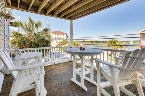 Carolina Beach Condo with Deck Steps to Shore! Apartment in Carolina Beach