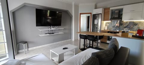 TV and multimedia, Kitchen or kitchenette, Living room, Seating area, Dining area