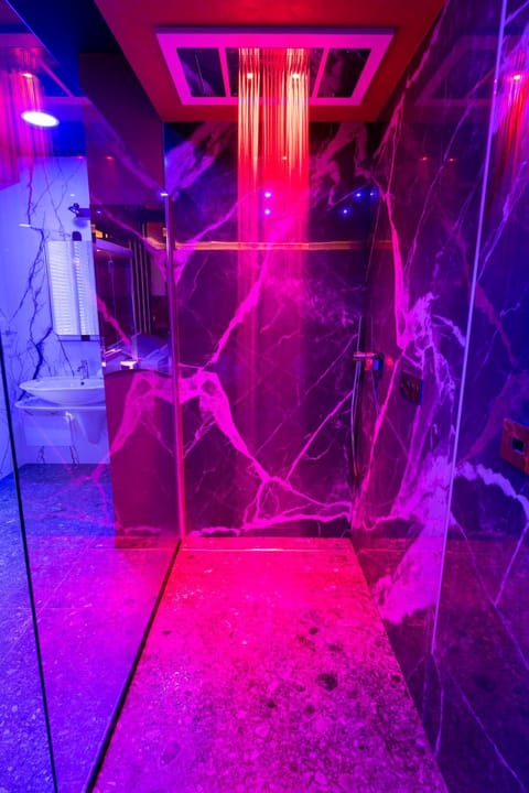 Garda fantasy green jacuzzi sauna piscina Apartment in Desenzano del Garda