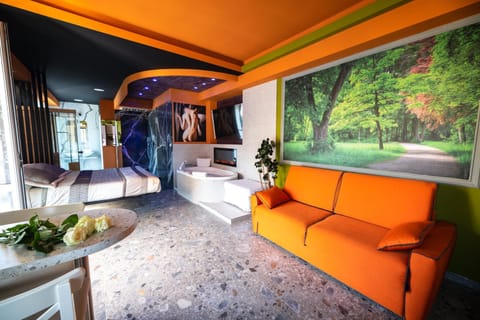 Garda fantasy green jacuzzi sauna piscina Apartment in Desenzano del Garda