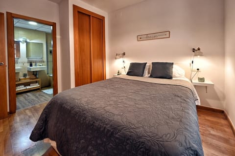 Photo of the whole room, Bedroom, towels