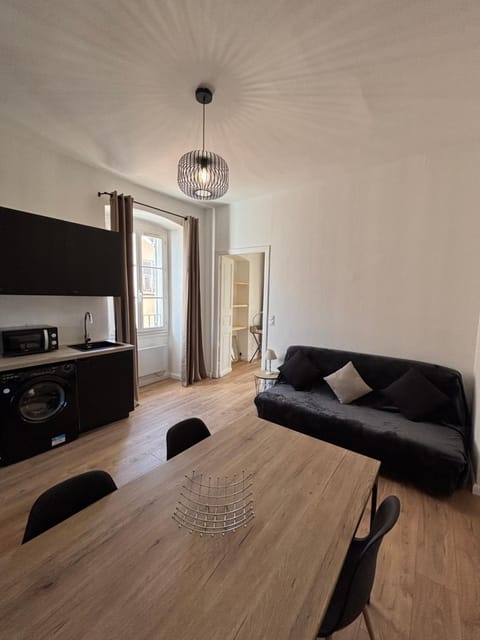 Magnifique grand T3 refait à neuf en 2025 plein centre corte 13 cours paoli wifi écran plat lave linge 6 couchages Apartment in Corsica