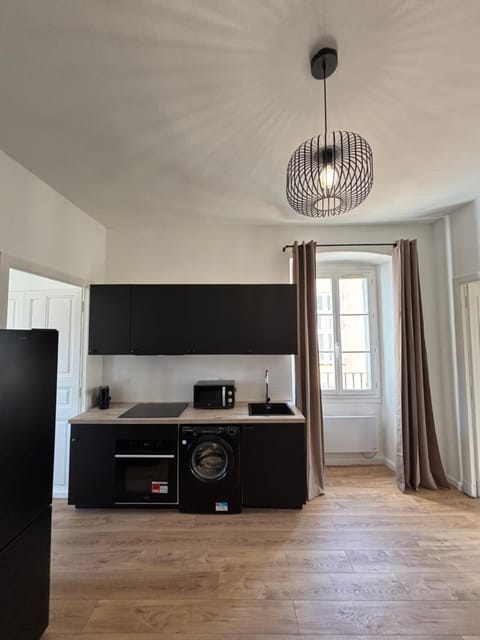 Magnifique grand T3 refait à neuf en 2025 plein centre corte 13 cours paoli wifi écran plat lave linge 6 couchages Apartment in Corsica