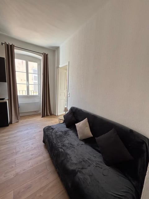 Magnifique grand T3 refait à neuf en 2025 plein centre corte 13 cours paoli wifi écran plat lave linge 6 couchages Apartment in Corsica