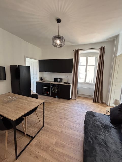 Magnifique grand T3 refait à neuf en 2025 plein centre corte 13 cours paoli wifi écran plat lave linge 6 couchages Apartment in Corsica