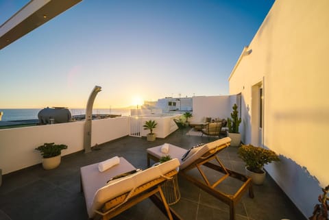 Patio, Day, Natural landscape, View (from property/room), Balcony/Terrace, Seating area, Sea view, Sunrise, Sunset, sunbed