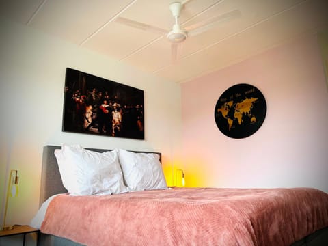 Bed, Photo of the whole room, Decorative detail, Bedroom, fireplace