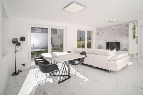 TV and multimedia, Living room, Seating area, Dining area