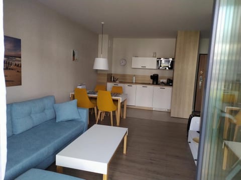 Kitchen or kitchenette, Living room, Seating area, Dining area