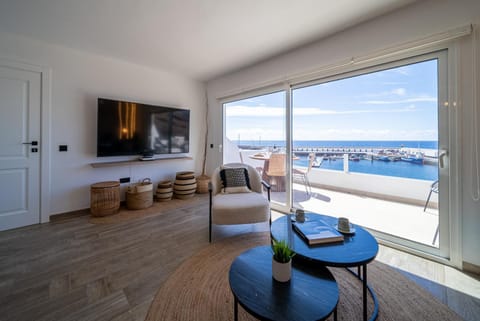 Natural landscape, TV and multimedia, Living room, Seating area, Sea view