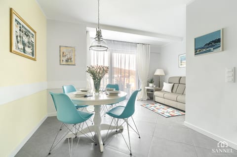 Living room, Decorative detail, Seating area, Dining area, On site, Inner courtyard view