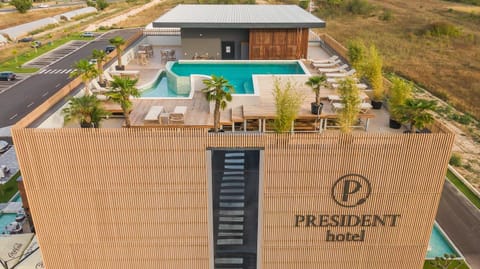 Bird's eye view, Pool view