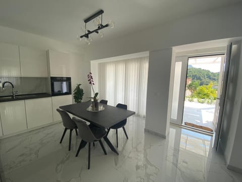 Kitchen or kitchenette, Dining area