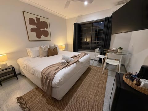 TV and multimedia, Seating area, Bedroom