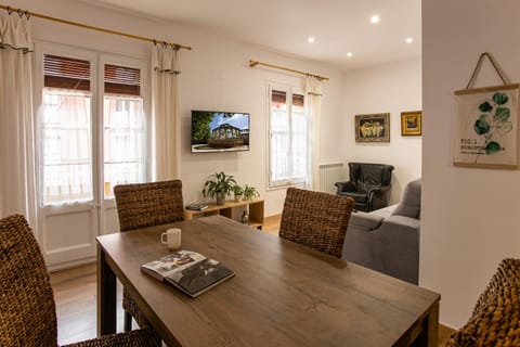 TV and multimedia, Living room, Seating area, Dining area