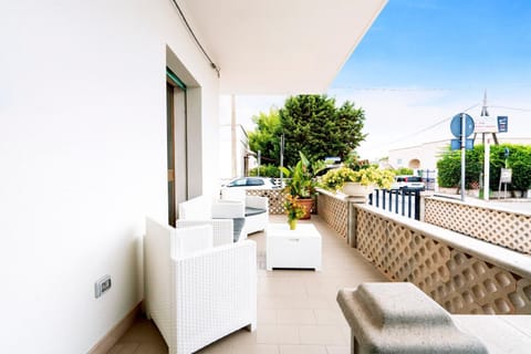 Property building, Facade/entrance, Balcony/Terrace