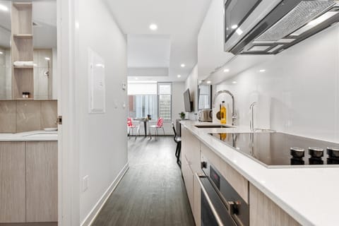 Kitchen or kitchenette, minibar