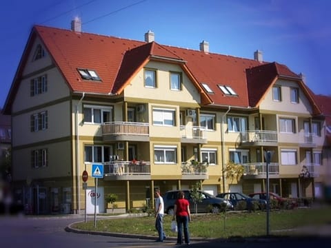 Property building, Neighbourhood, Garden
