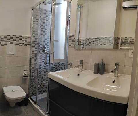 Shower, Toilet, Bathroom, towels