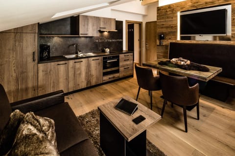 Kitchen or kitchenette, Living room, Seating area, Dining area