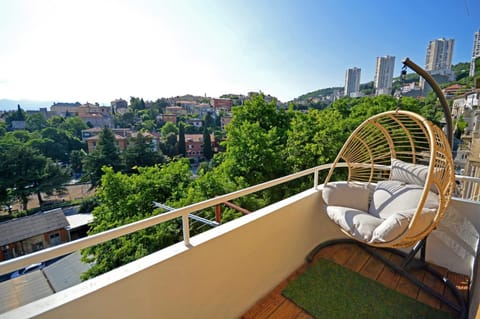 View (from property/room), Balcony/Terrace, Seating area, City view