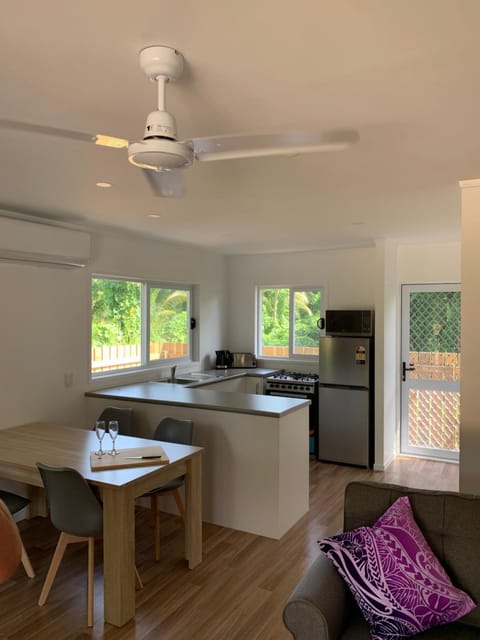 Kitchen or kitchenette, Seating area, Dining area