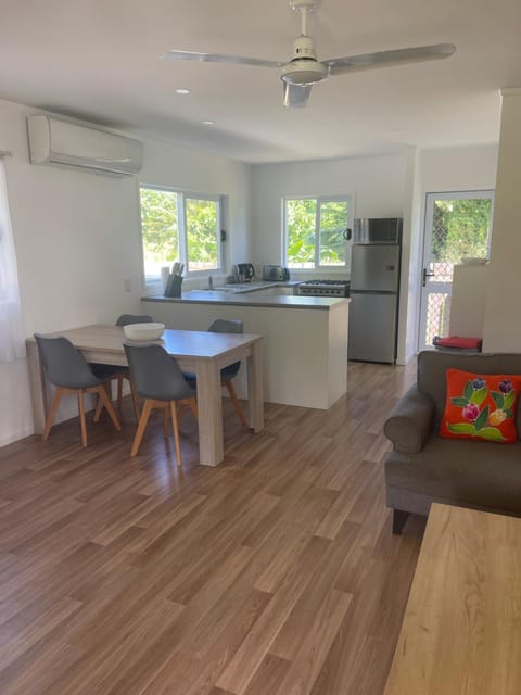 Coffee/tea facilities, Kitchen or kitchenette, Living room, Seating area, Dining area, microwave, oven, stove, toaster