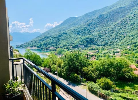 Day, View (from property/room), Balcony/Terrace, Lake view, Mountain view