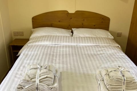 Caravan - Sleeps 4 - Pet friendly - Parking Chalet in England