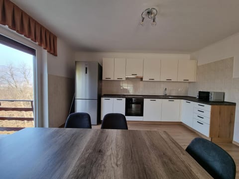 Kitchen or kitchenette, Dining area, dishwasher, minibar, pet friendly