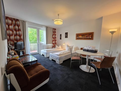 Communal lounge/ TV room, Bed, TV and multimedia, Balcony/Terrace, Balcony/Terrace, Living room, Seating area, internet