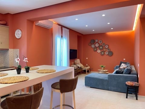 Communal lounge/ TV room, TV and multimedia, Living room, Seating area, Dining area