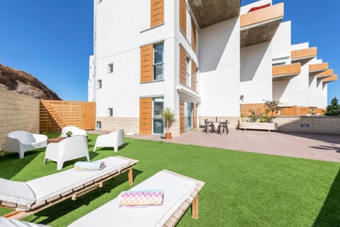 Property building, Garden, Balcony/Terrace, sunbed