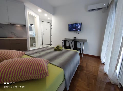 Bed, TV and multimedia, Photo of the whole room, Bedroom
