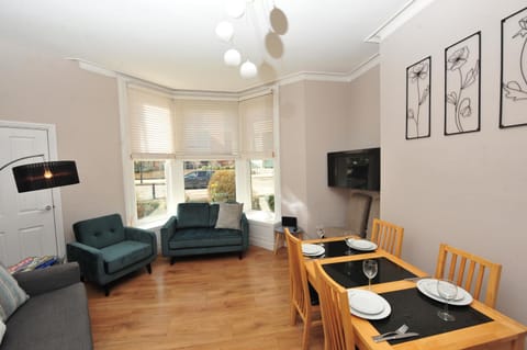 Strawberry One - 3 en-suite bedrooms, Private Parking - Harrogate Holiday Apartments Apartment in Harrogate