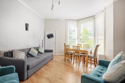 Strawberry One - 3 en-suite bedrooms, Private Parking - Harrogate Holiday Apartments Apartment in Harrogate