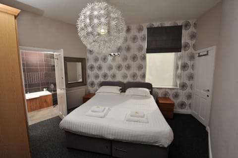 Strawberry One - 3 en-suite bedrooms, Private Parking - Harrogate Holiday Apartments Apartment in Harrogate