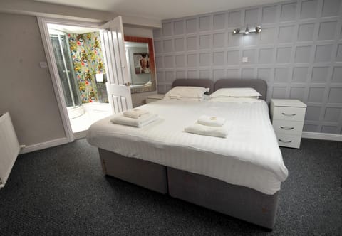 Strawberry One - 3 en-suite bedrooms, Private Parking - Harrogate Holiday Apartments Apartment in Harrogate