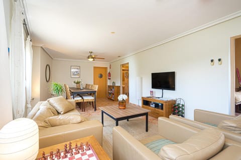 TV and multimedia, Living room, Lounge or bar, Seating area