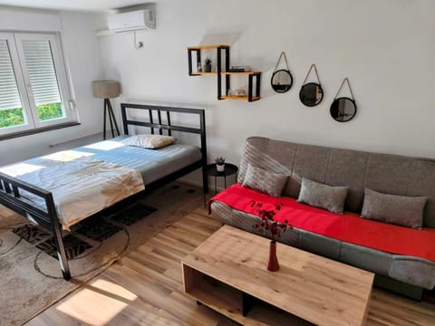 Bed, Living room, Photo of the whole room, Seating area, air conditioner