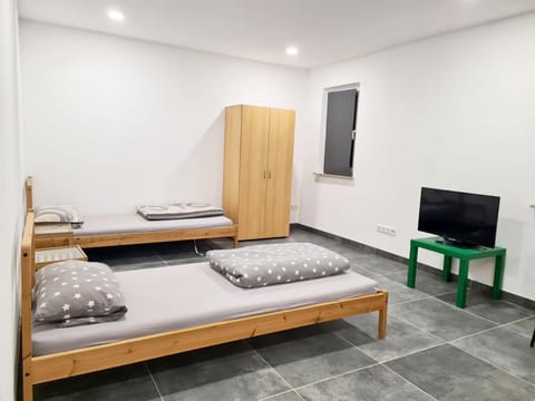 Bed, TV and multimedia, Photo of the whole room, Bedroom, towels