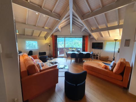 TV and multimedia, Living room, Seating area, Dining area