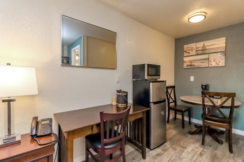 Dining area, minibar