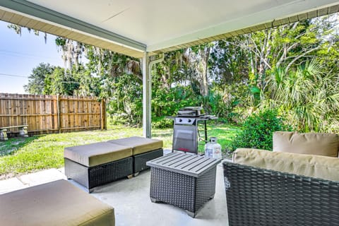 Walk to Crystal River Home with Lanai and Yard! House in Crystal River