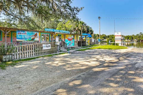 Walk to Crystal River Home with Lanai and Yard! House in Crystal River