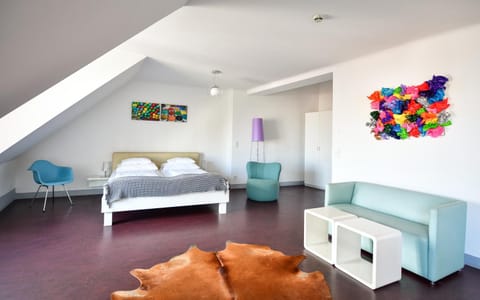 Bed, Living room, Photo of the whole room, Seating area, Bedroom