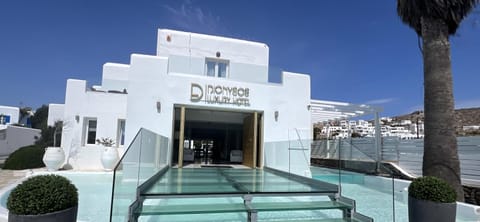 Facade/entrance